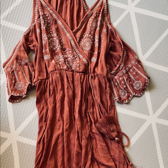 Coco + Jaimeson Cold Shoulder Faux Wrap Midi Dress - Picture 4 of 8